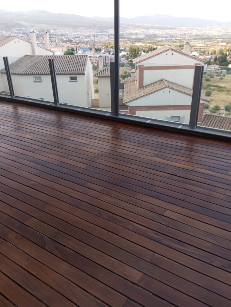 Instalación de tarima de PVC en Granada